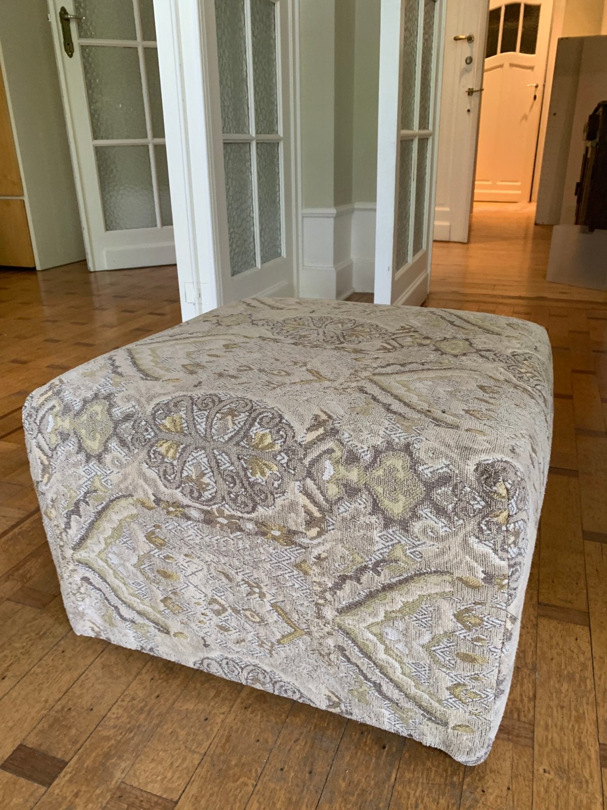 Pouf a motifs clairs, Enlèvement, Comme neuf