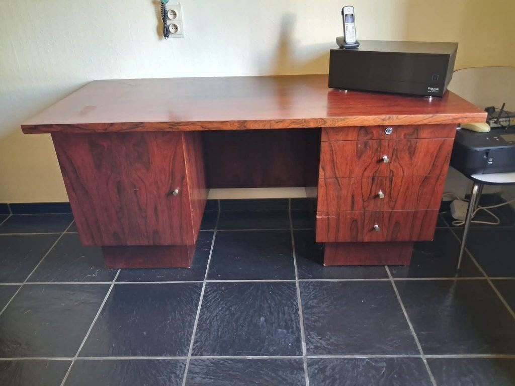 grand bureau vintage en bois rouge des années 1960 à Temse, 160 cm, Vintage, Avec tiroirs, Utilisé