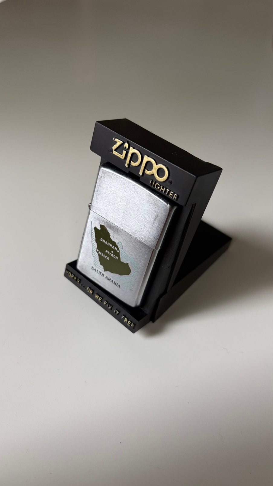 Zippo Saudi Arabia 1981 vintage – présentoir + papiers, Collections, Enlèvement ou Envoi, Utilisé, Briquet