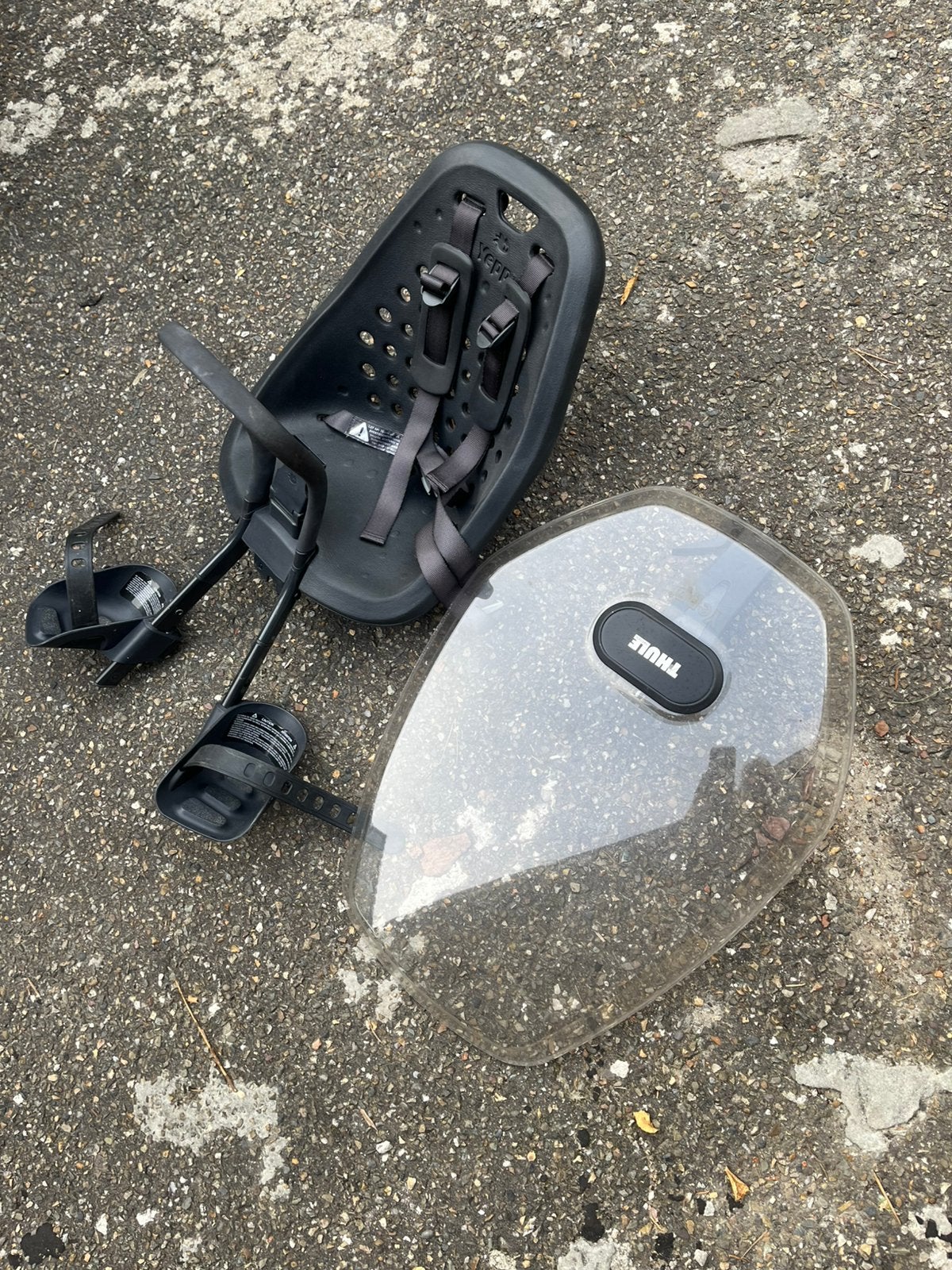 Thule Yepp Mini Fietsstoeltje Voorop + Windscherm (Zwart), Ophalen, Voorzitje, Voetsteuntjes
