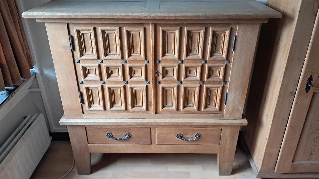 Spaans, brutalistisch design, eikenhouten dressoir, Ophalen, Gebruikt, 100 tot 150 cm, Eikenhout