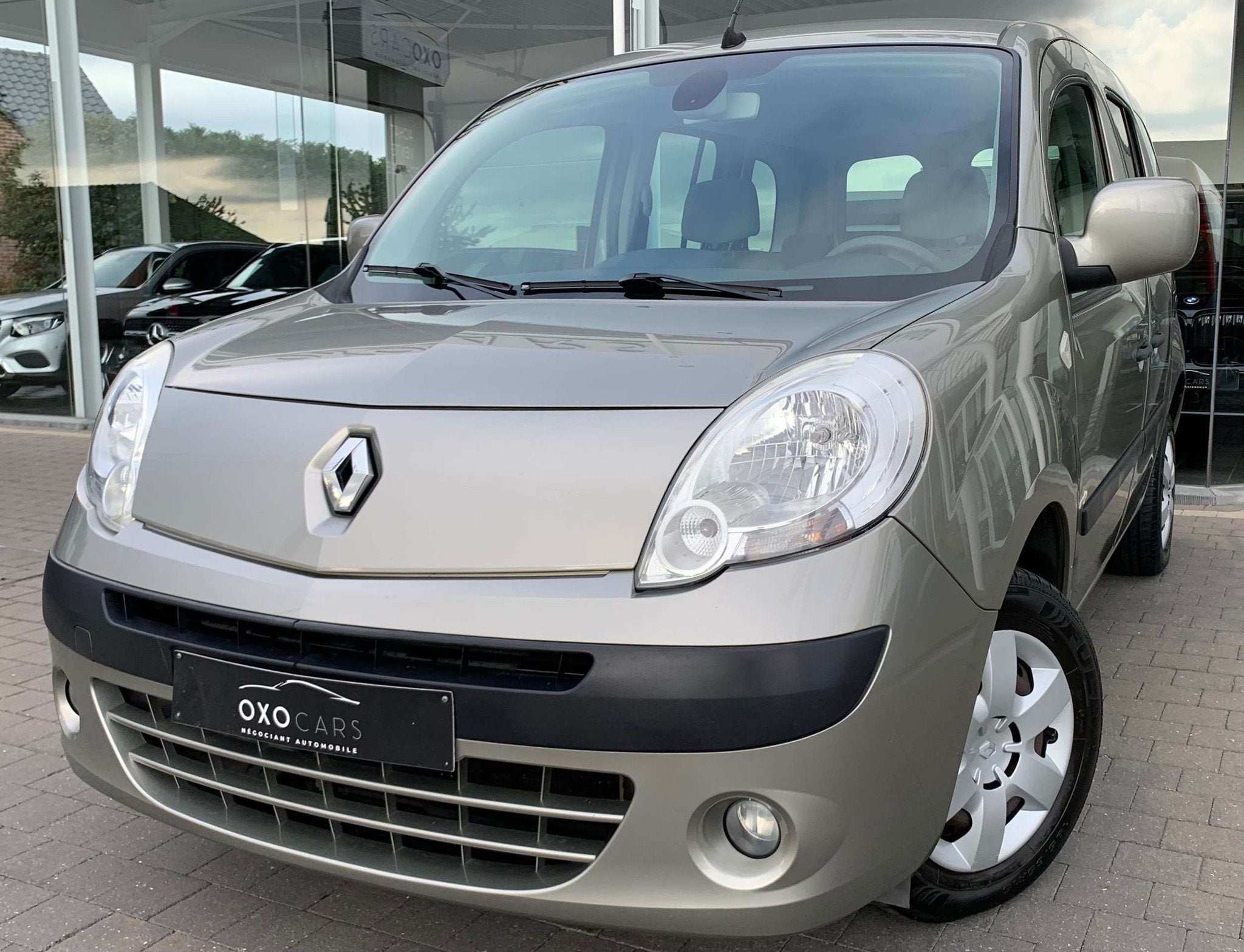 Renault Kangoo 1.6i TomTom Edition 106CV / Boite Auto / Gps, Auto's, Stof, Gebruikt, 4 cilinders, Bluetooth