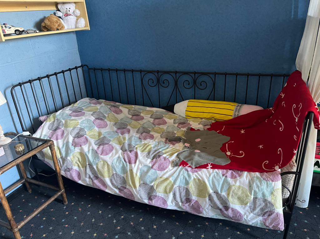 Bed met bijbehorend rek, Ophalen, Zo goed als nieuw