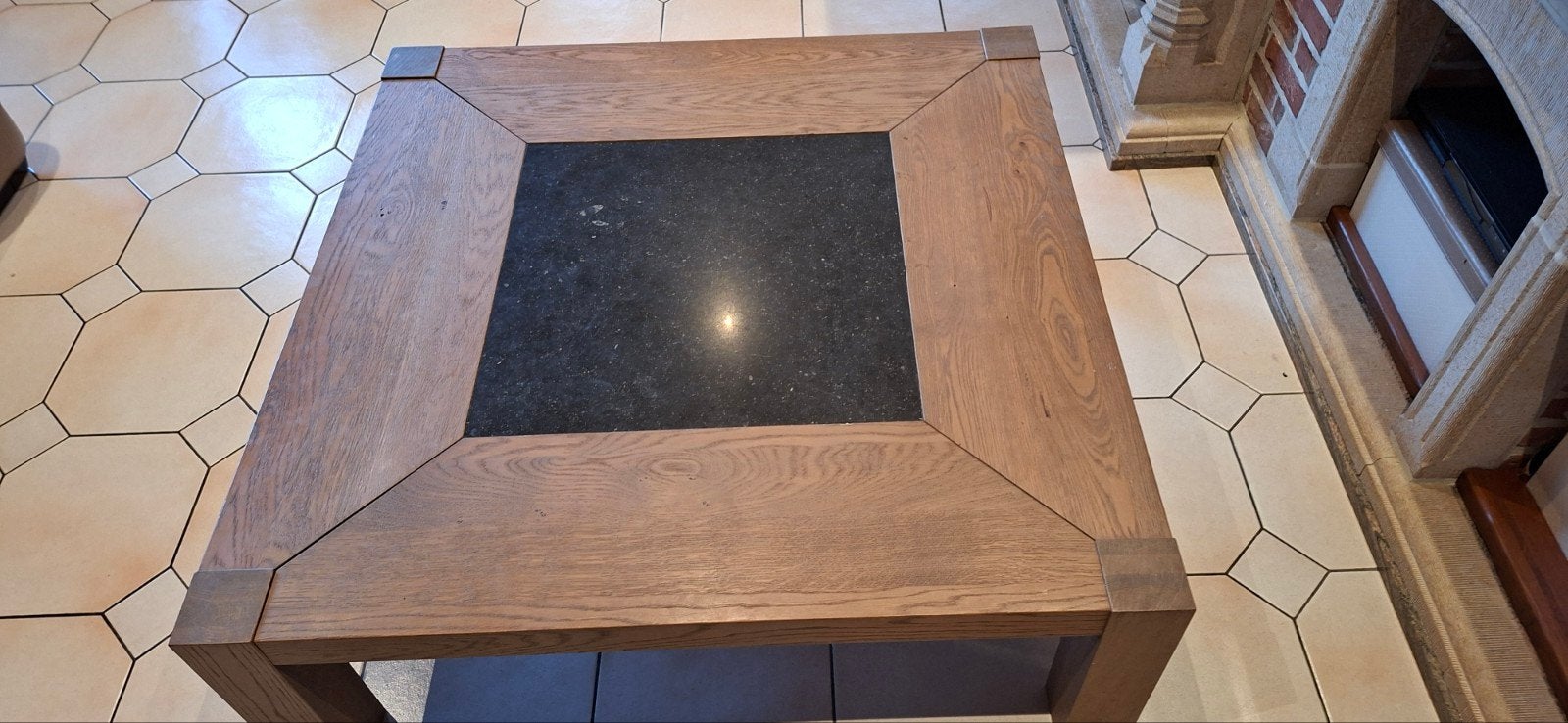 Table basse carrée en chêne avec plateau en granit., Enlèvement
