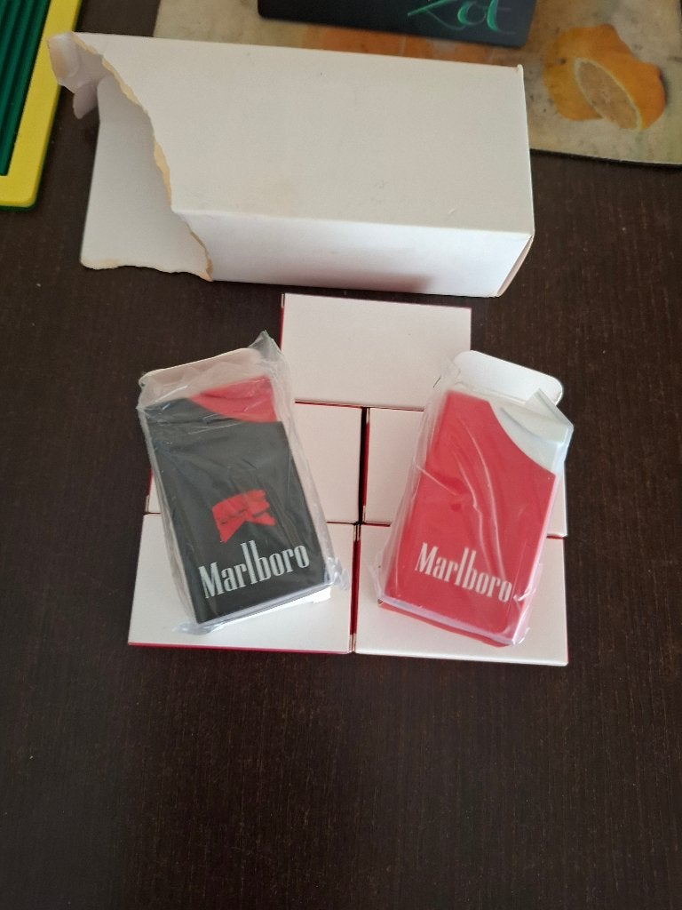 Marlboro red en black aanstekers metaal NIEUW, Verzamelen, Merken en Reclamevoorwerpen, Ophalen of Verzenden, Nieuw, Gebruiksvoorwerp