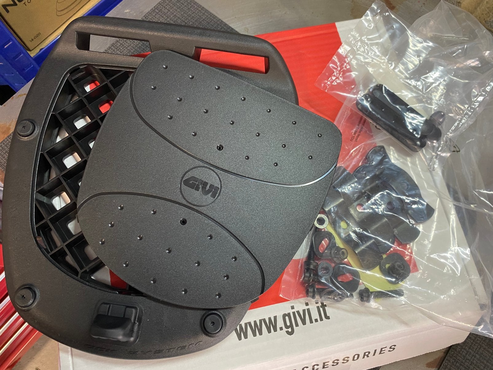 Support top case GIVI, Enlèvement