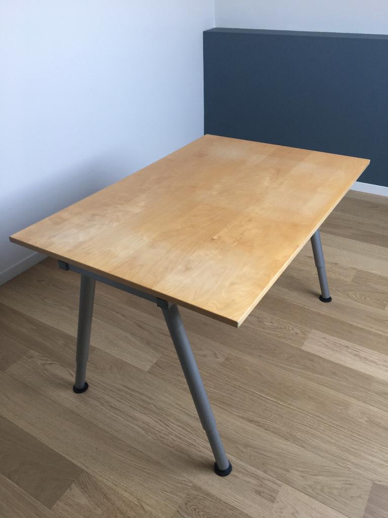 Ikea-bureau, Huis en Inrichting, Ophalen, Gebruikt, In hoogte verstelbaar, Hout