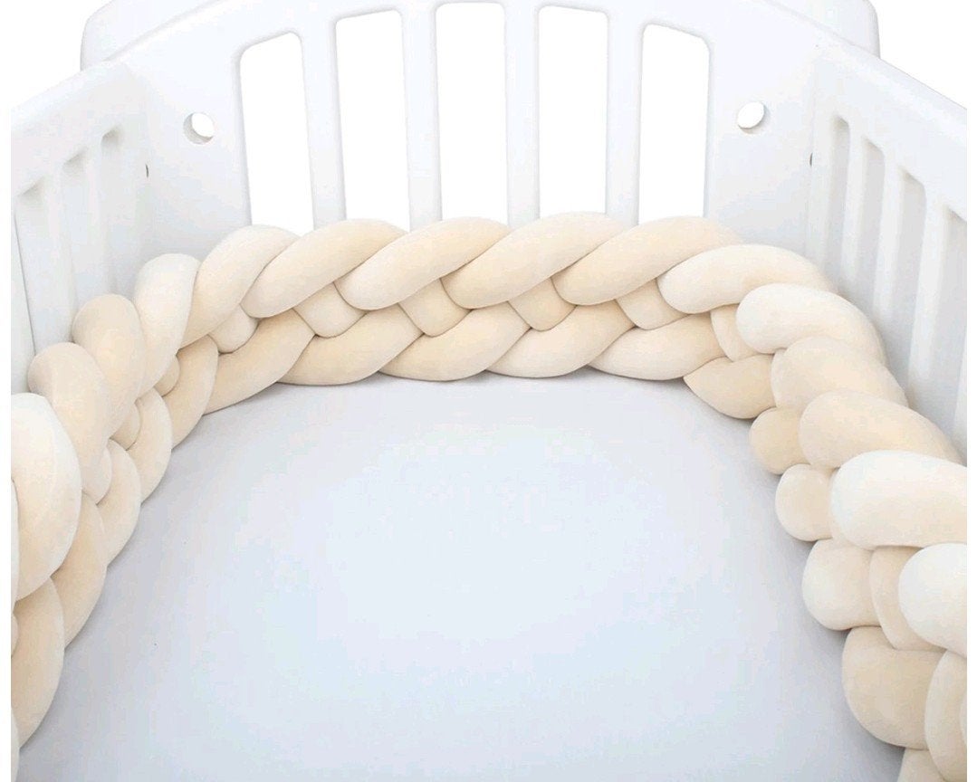 Gevlochten baby bed bumper van il bambini, Kinderen en Baby's, Ophalen of Verzenden, Zo goed als nieuw, 180 cm of meer, Minder dan 70 cm