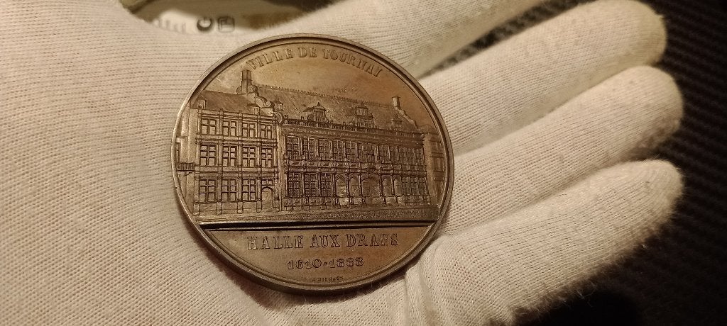 Médaille Bronze Tournai 1888 - Halle aux Draps FDC, Timbres & Monnaies, Pièces & Médailles, Bronze, Enlèvement ou Envoi