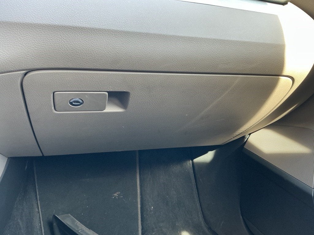 COMPARTIMENT A GANTS Volkswagen Passat Variant (3C5), Volkswagen, Volkswagen AG, Utilisé, Kundenbetreuung@volkswagen.de