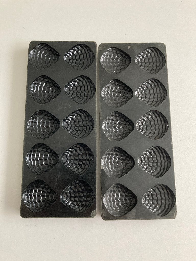 2 oude bakelieten chocoladevormen ( oesterschelp ), Ophalen of Verzenden