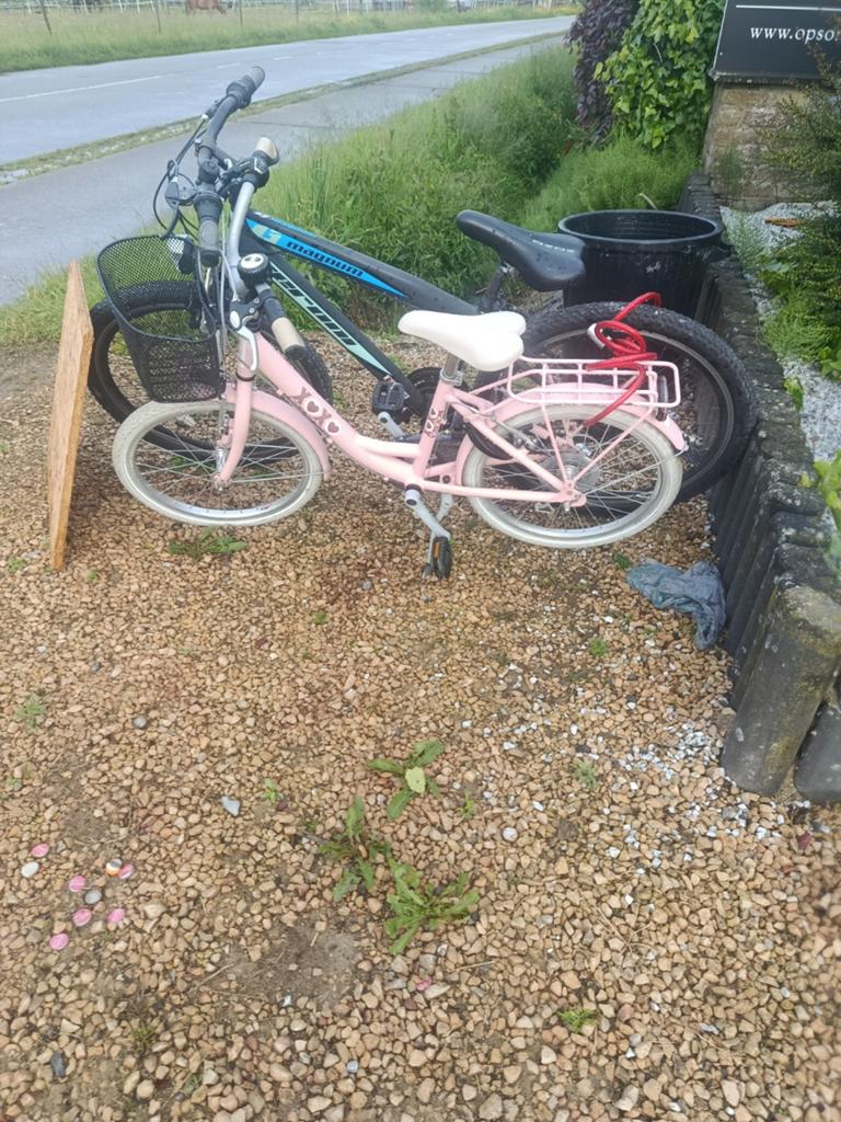 Meisjes fiets en jongens fiets, Ophalen