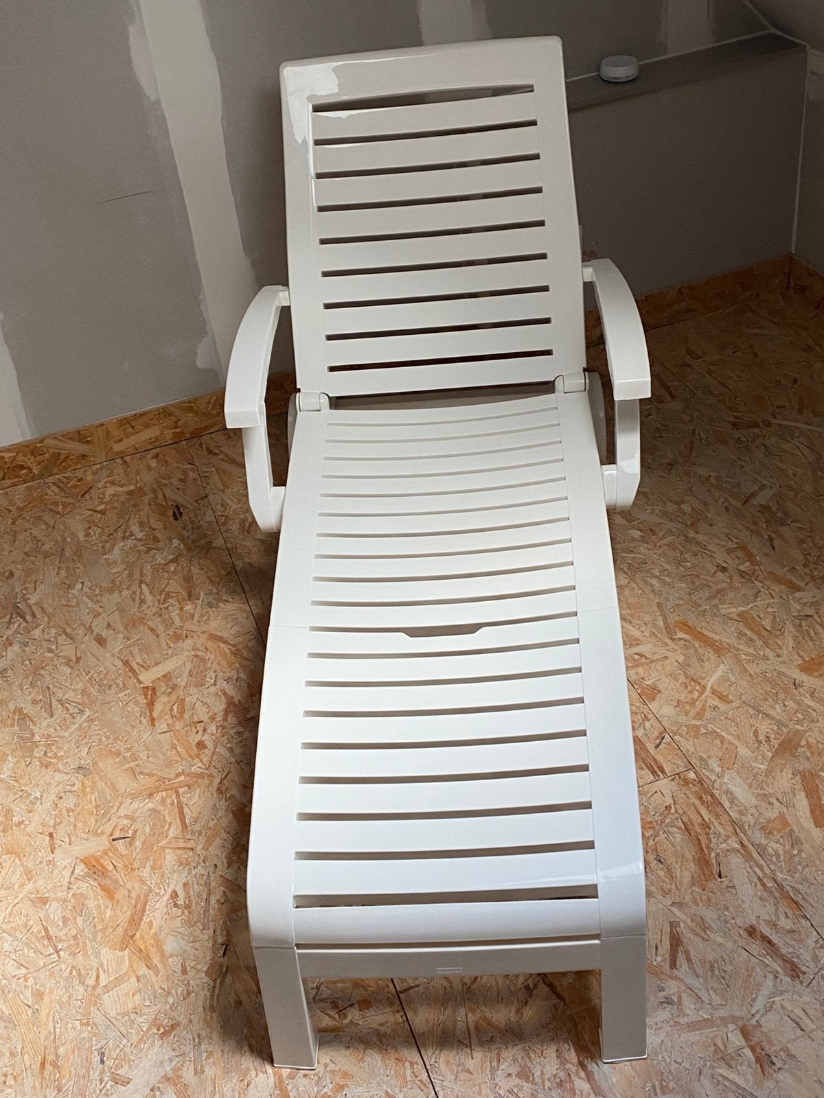 Witte Ligstoel CURVER, Tuin en Terras, Ligbedden, Ophalen, Zo goed als nieuw, Plastic, Verstelbaar