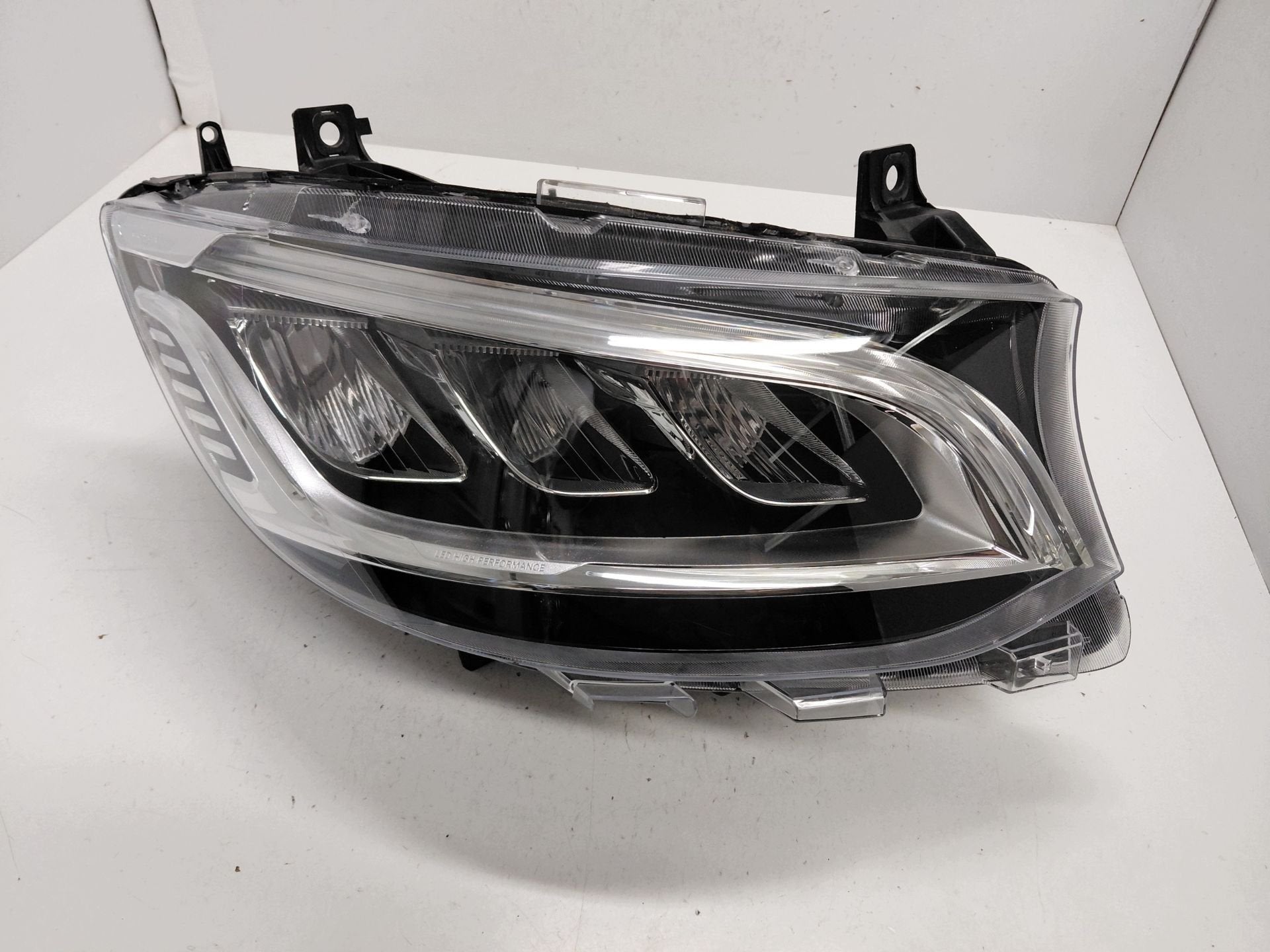 Mercedes Sprinter W907 Koplamp Rechts A9109069100, Gebruikt, Mercedes-Benz AG, Mercedes-Benz, Mercedesstrasse 120
70372  Stuttgart, DE