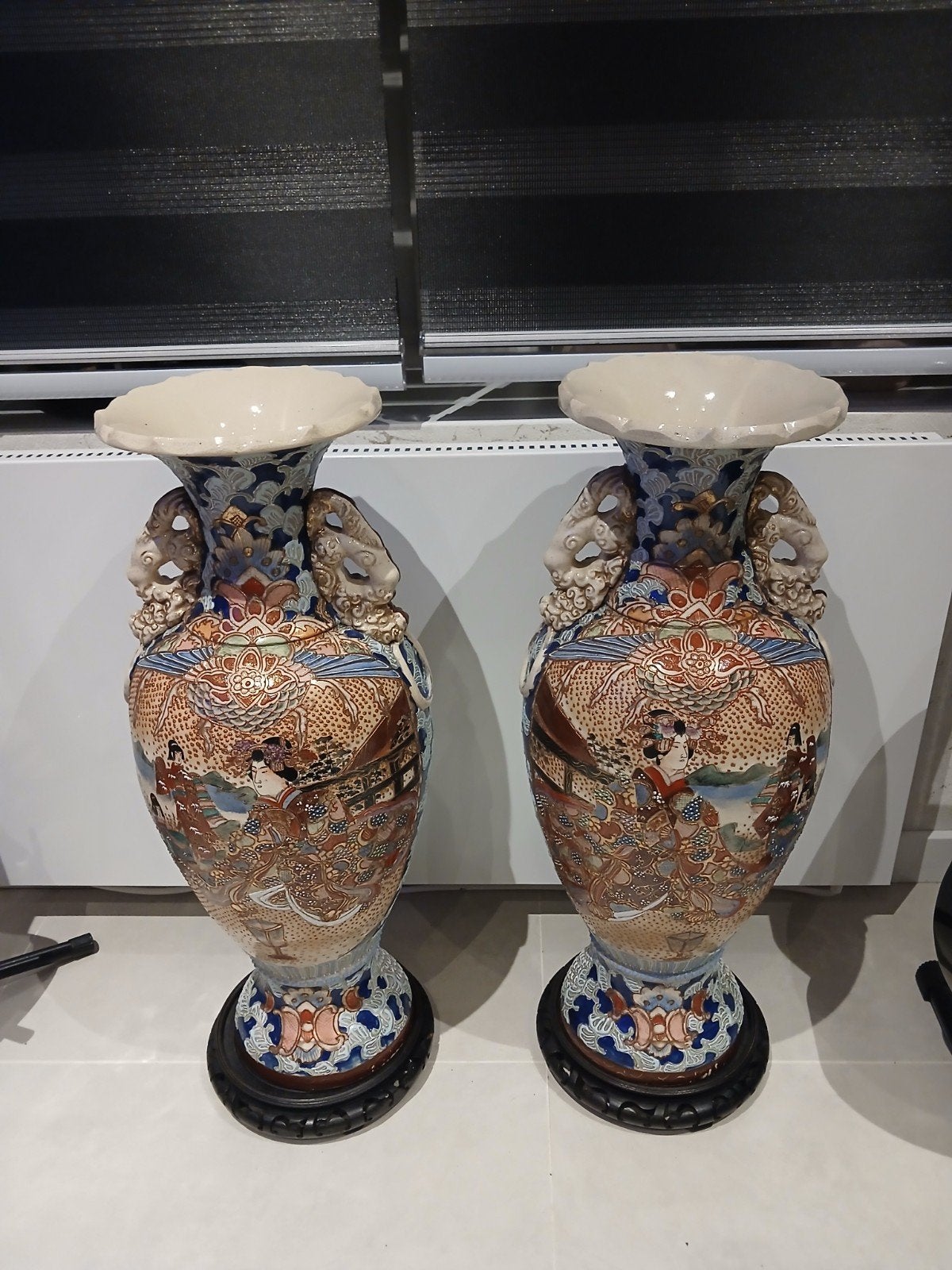 2 japanse satsuma vazen met sokkel, Enlèvement