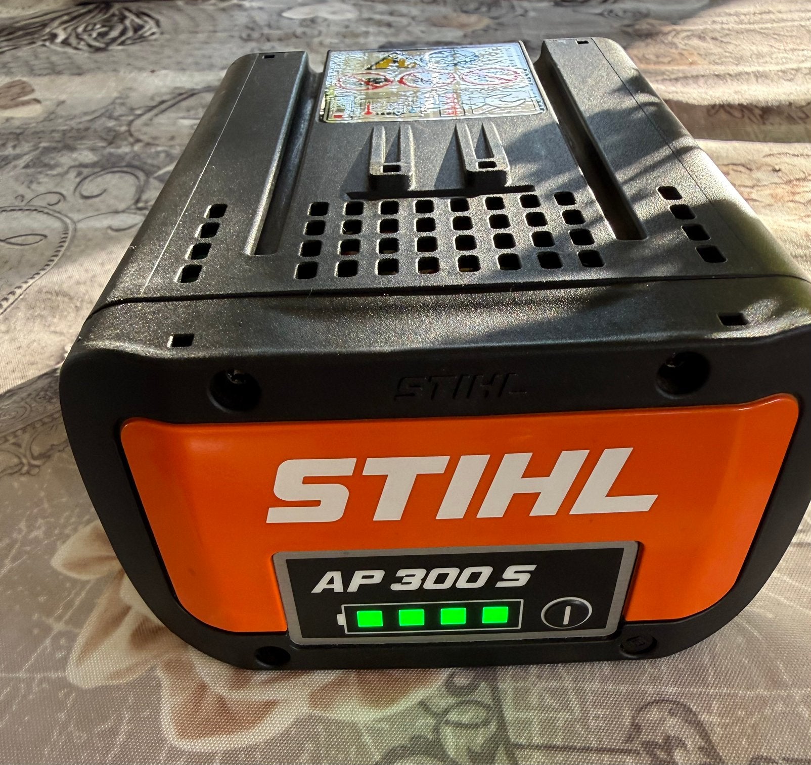 Accu Stihl 300s, Tuin en Terras, Ophalen, Zo goed als nieuw