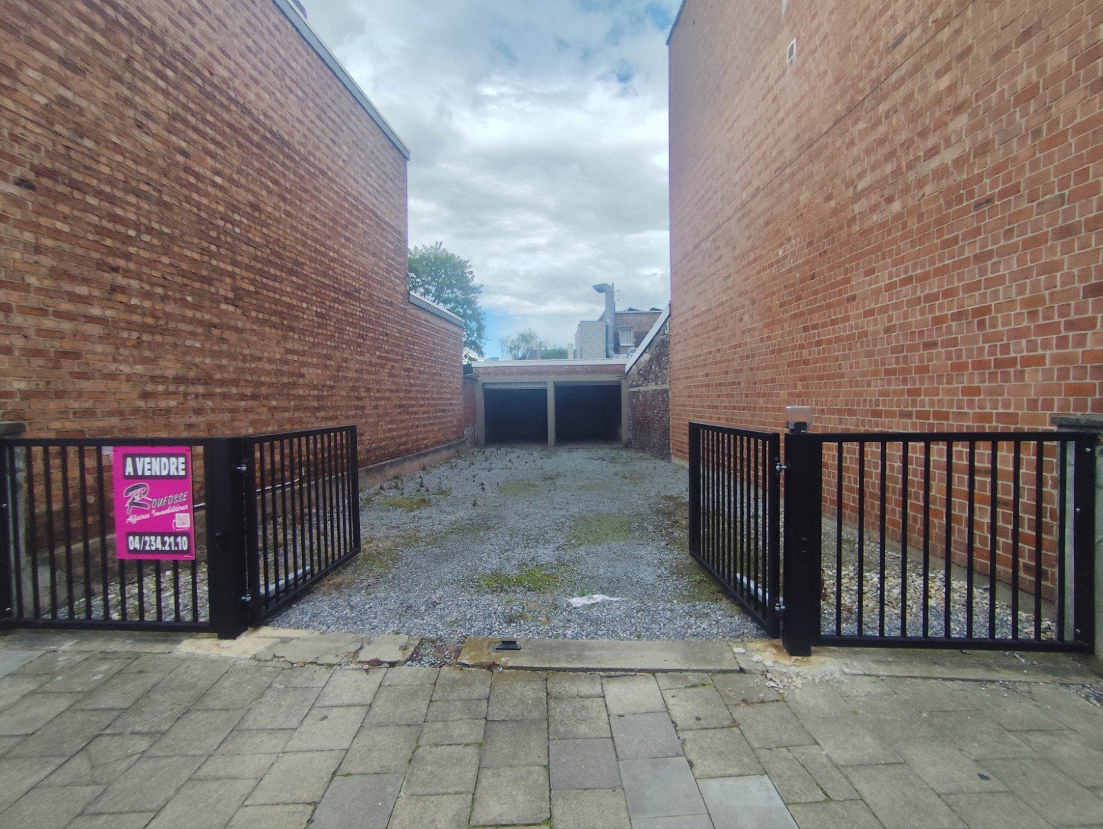 A louer double garage sur terrain fermé.