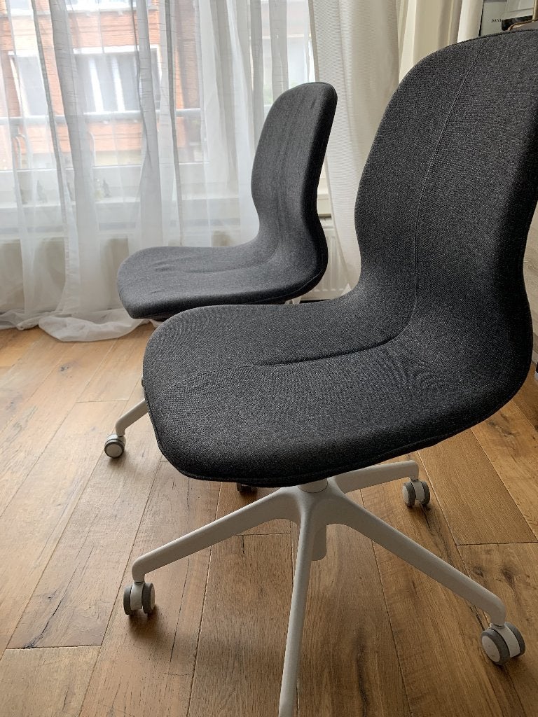 2 grijze bureaustoelen op wielen met wit onderstel, Ophalen, Zo goed als nieuw, Grijs, Bureaustoel