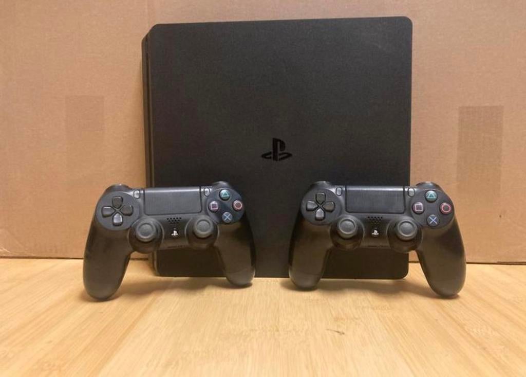 Playstation 4 met accessoires, 500 GB, Enlèvement, Utilisé, Avec 2 manettes