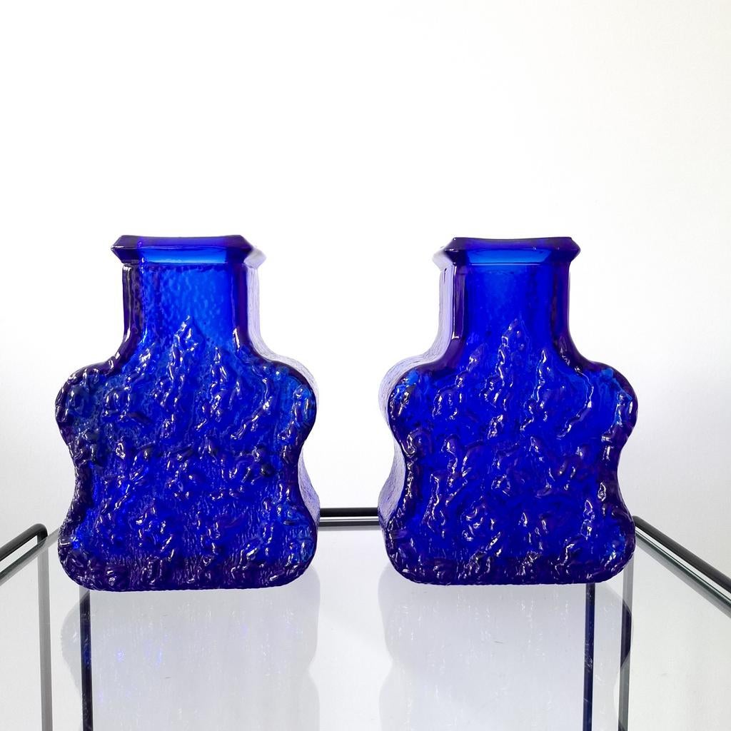 2x vintage koningsblauwe vaas Lars Hellsten Skruf Zweden, Enlèvement ou Envoi, Bleu