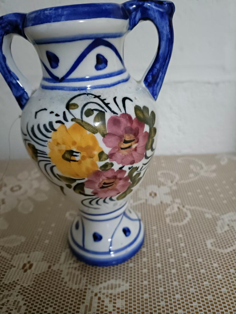 Blauw-witte keramieken vaas – Versierd met gekleurde bloemen, Ophalen
