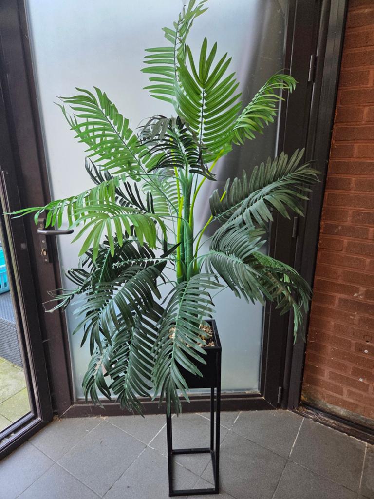Grote kunstpalm met plantenstaander, Binnen, Groen, Kunstplant, Overige materialen