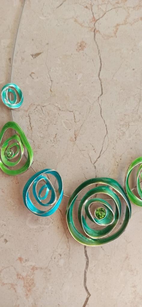 Collier fantaisie femme en acier, Enlèvement