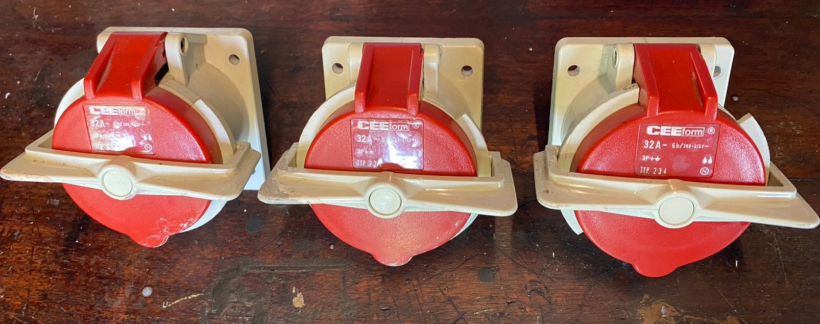 Stopcontact 380V 4P 32A, Doe-het-zelf en Bouw, Elektriciteit en Kabels, Ophalen, Gebruikt, Stopcontact