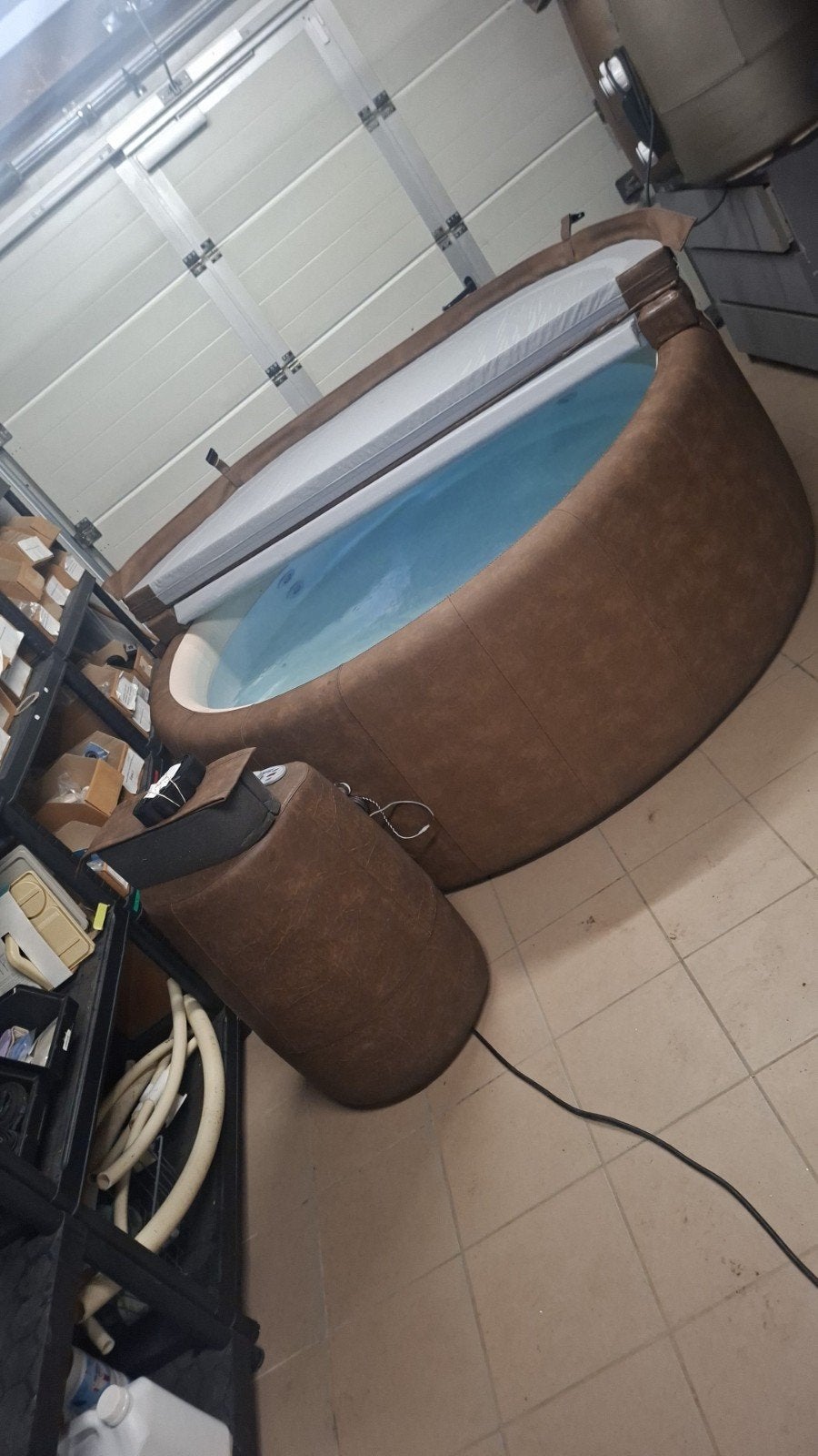 Softub regenererende veer 300 moka 5 a 6 per, Ophalen, Zo goed als nieuw, Afdekzeil, Vast