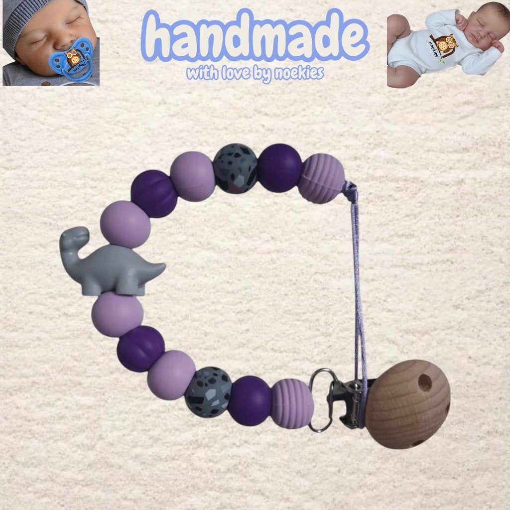 Attache tétine à col long Noekies Dino gris lilas viol n 22, Enlèvement ou Envoi, Neuf, Cadeau d'accouchement