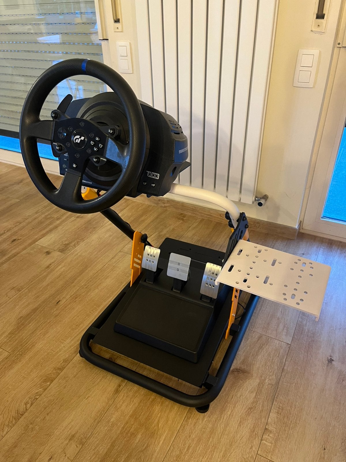 Thrustmaster T300rs GT avec support réglable et pliable, Consoles de jeu & Jeux vidéo, Support, Retour de force, Comme neuf, Enlèvement