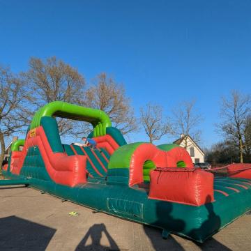 Stormbaan hindernisbaan te koop springkussen, Hobby en Vrije tijd, Feestartikelen | Verhuur, Ophalen