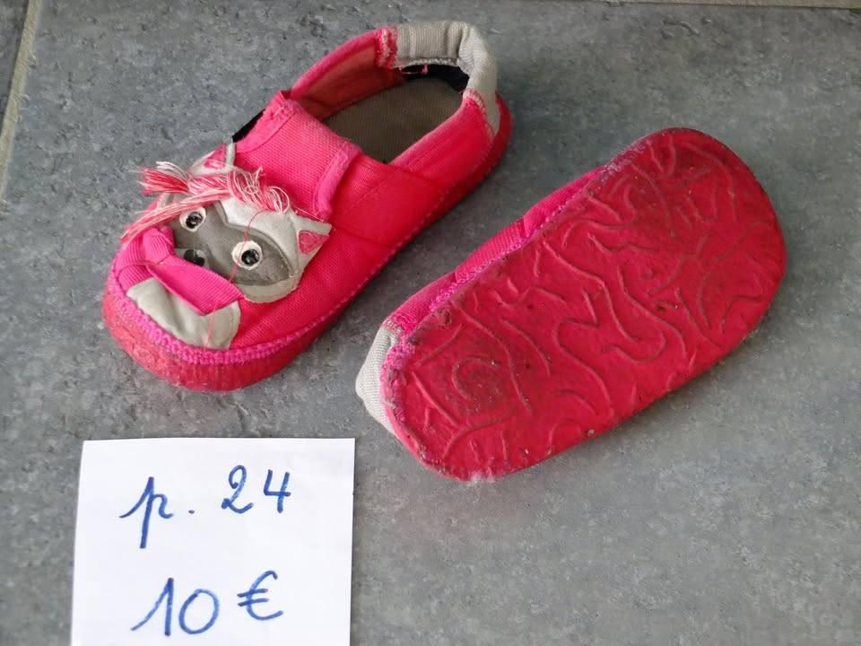 2 paires de pantoufles enfants pointures 24 et 28 - 29, Enlèvement ou Envoi, Utilisé, Garçon ou Fille, Autres types