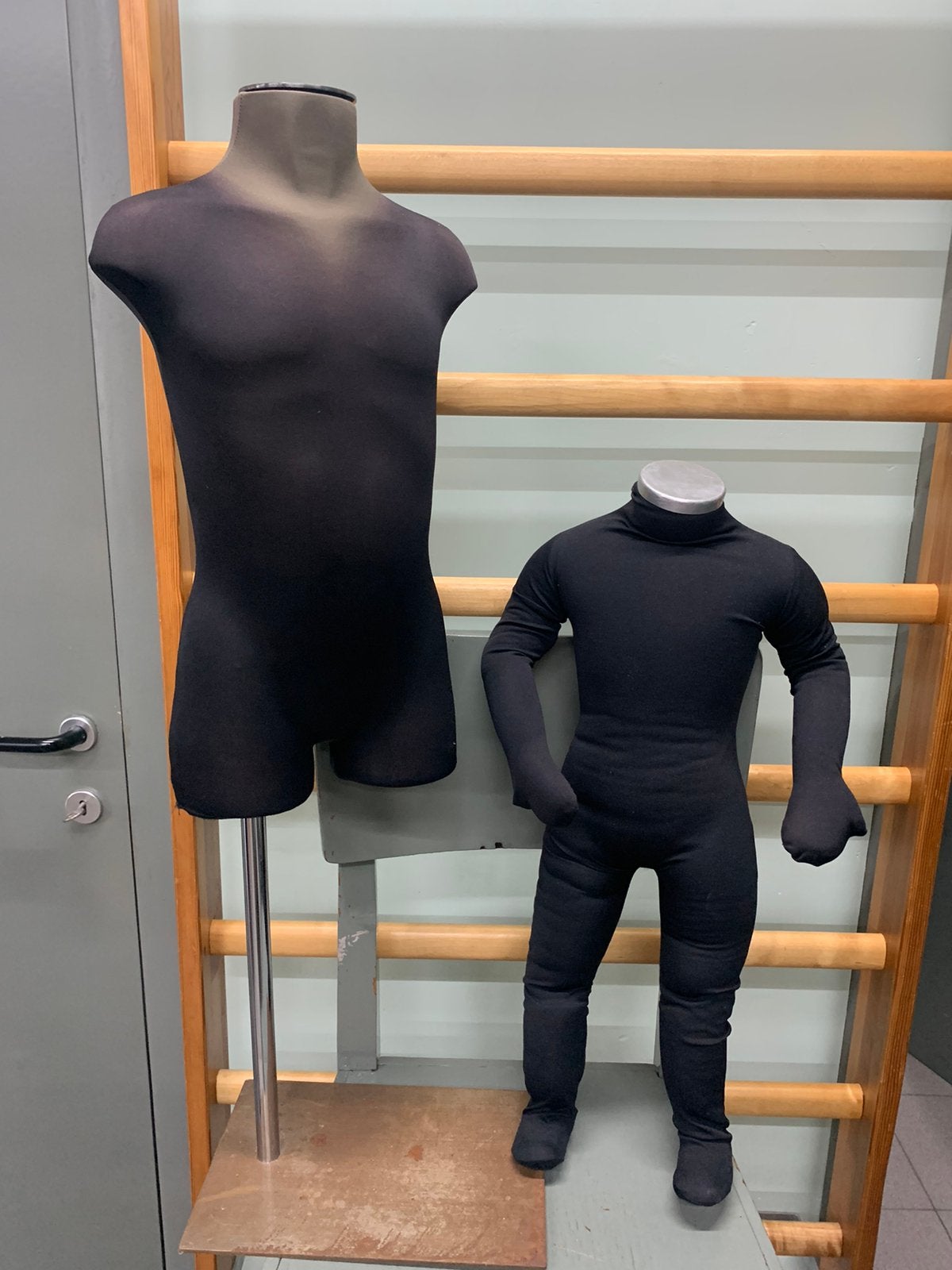 2 mannequins pour enfants, Enlèvement