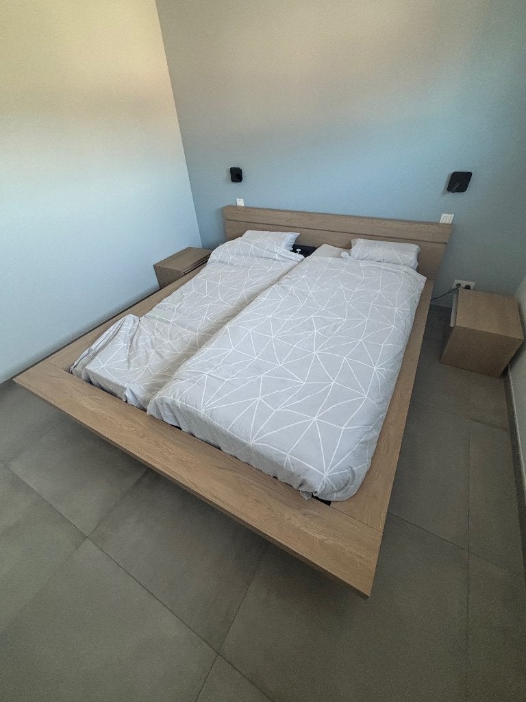 180 X 220 Moderne bedframe + 2 nachtkasten, Huis en Inrichting, Ophalen, Bruin, Tweepersoons, Zo goed als nieuw