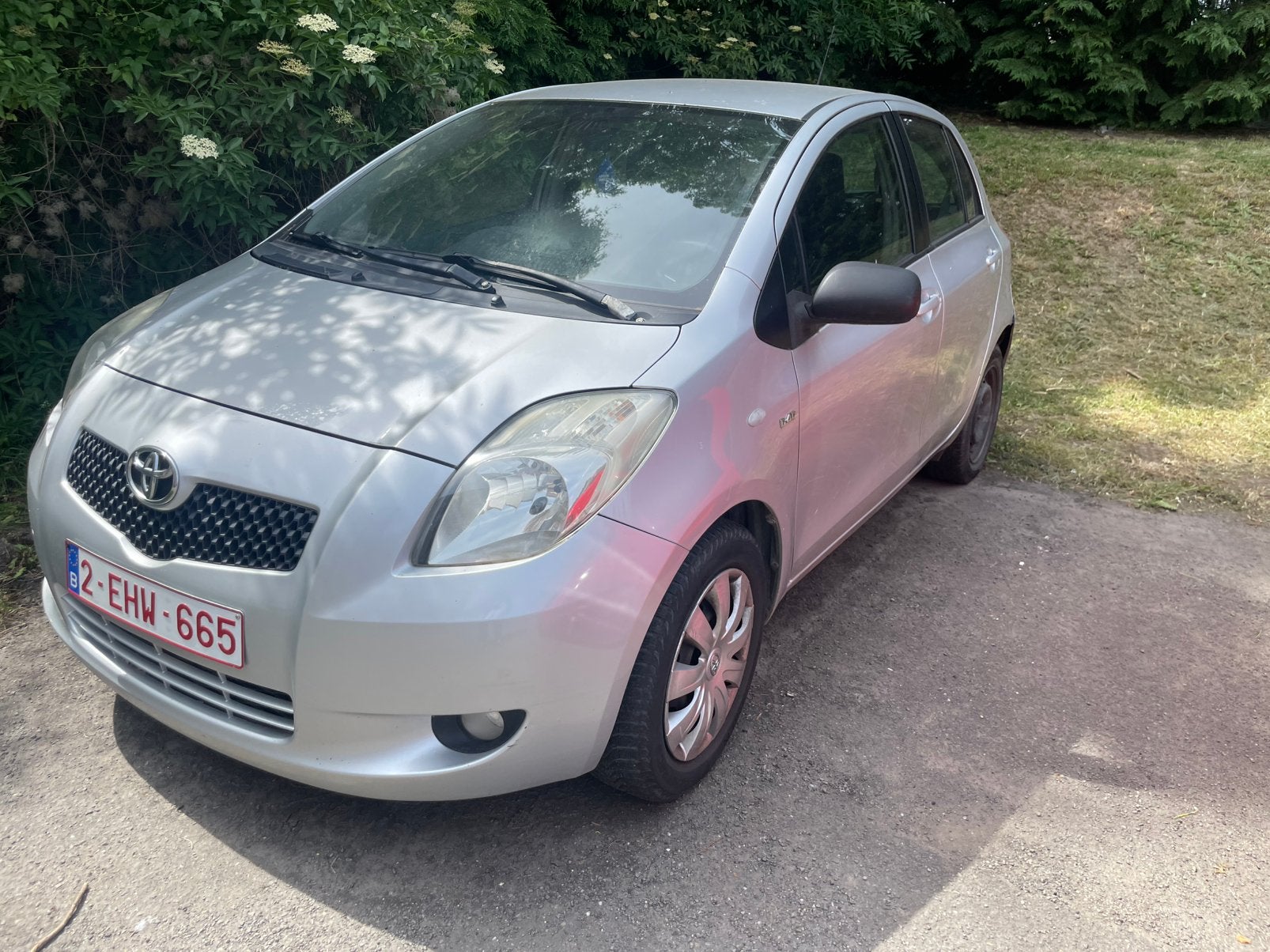 Toyota Yaris 1.4D en très bonne état, Autos, Toyota, Argent ou Gris, Boîte manuelle, 5 portes, Particulier