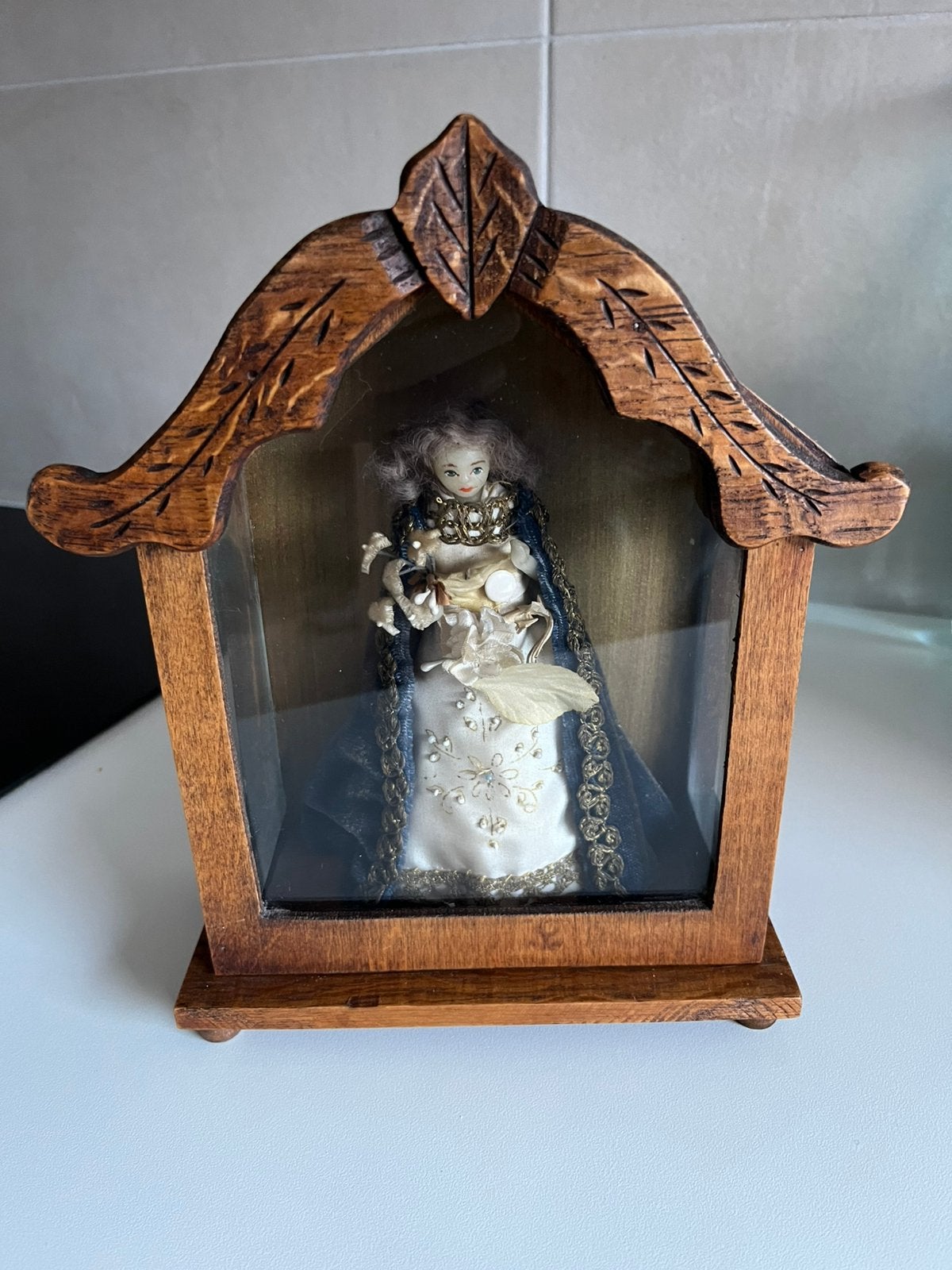 Mariabeeldje(deels uit kaars )in houten kastje met glas, Enlèvement ou Envoi