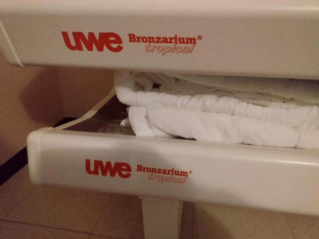 Uwe Tropical dubbele zonnebank, Ophalen, Zo goed als nieuw, Zonnebank dubbelzijdig, 15 lampen of meer