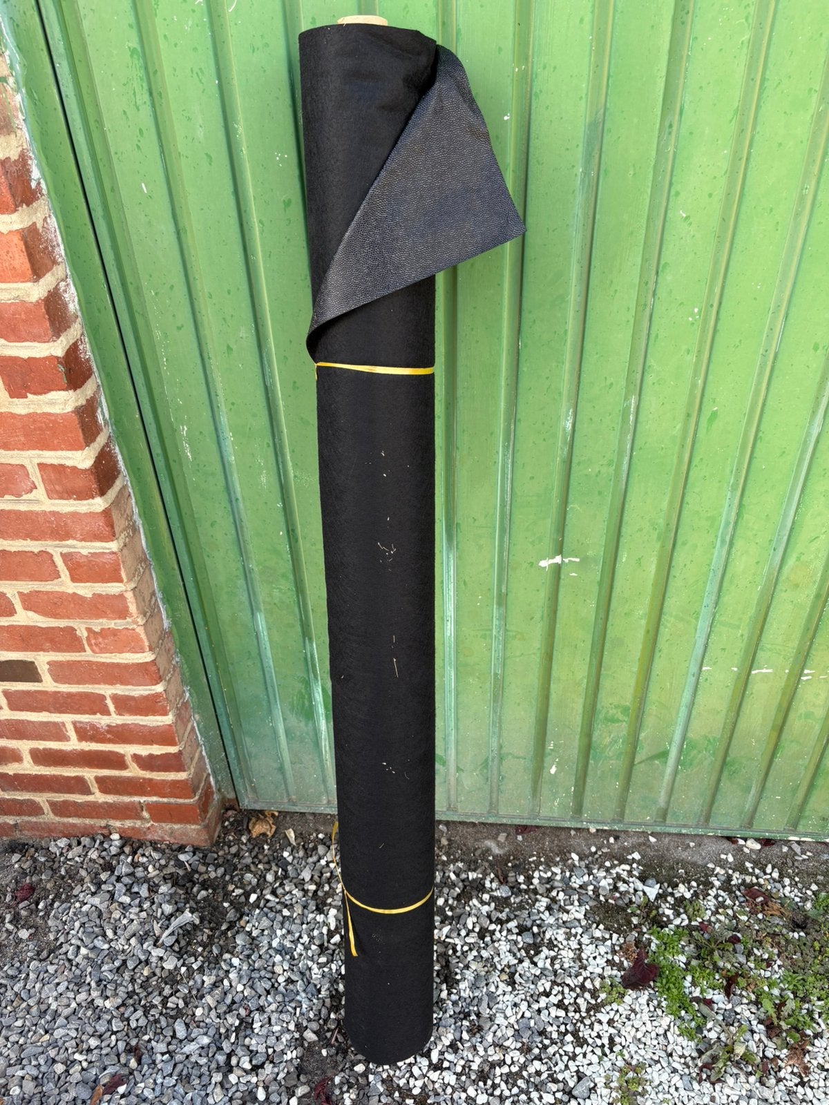 Rouleau de skai noir, Enlèvement, Comme neuf