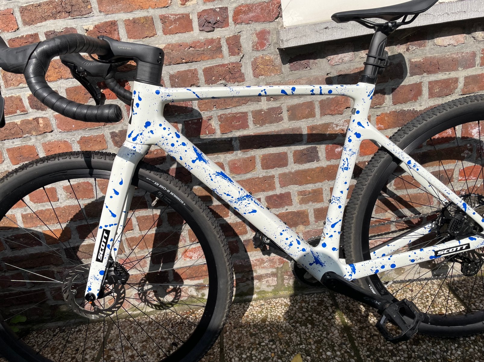 SCOTT ADDICT GRAVEL 30 - 2026 - white / splatter blue, Fietsen en Brommers, 28 inch, 10 tot 15 versnellingen, Nieuw, Schijfrem