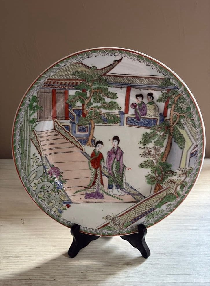 Belle assiette décorative chinoise Famille Rose — Geisha's, Antiquités & Art, Enlèvement ou Envoi