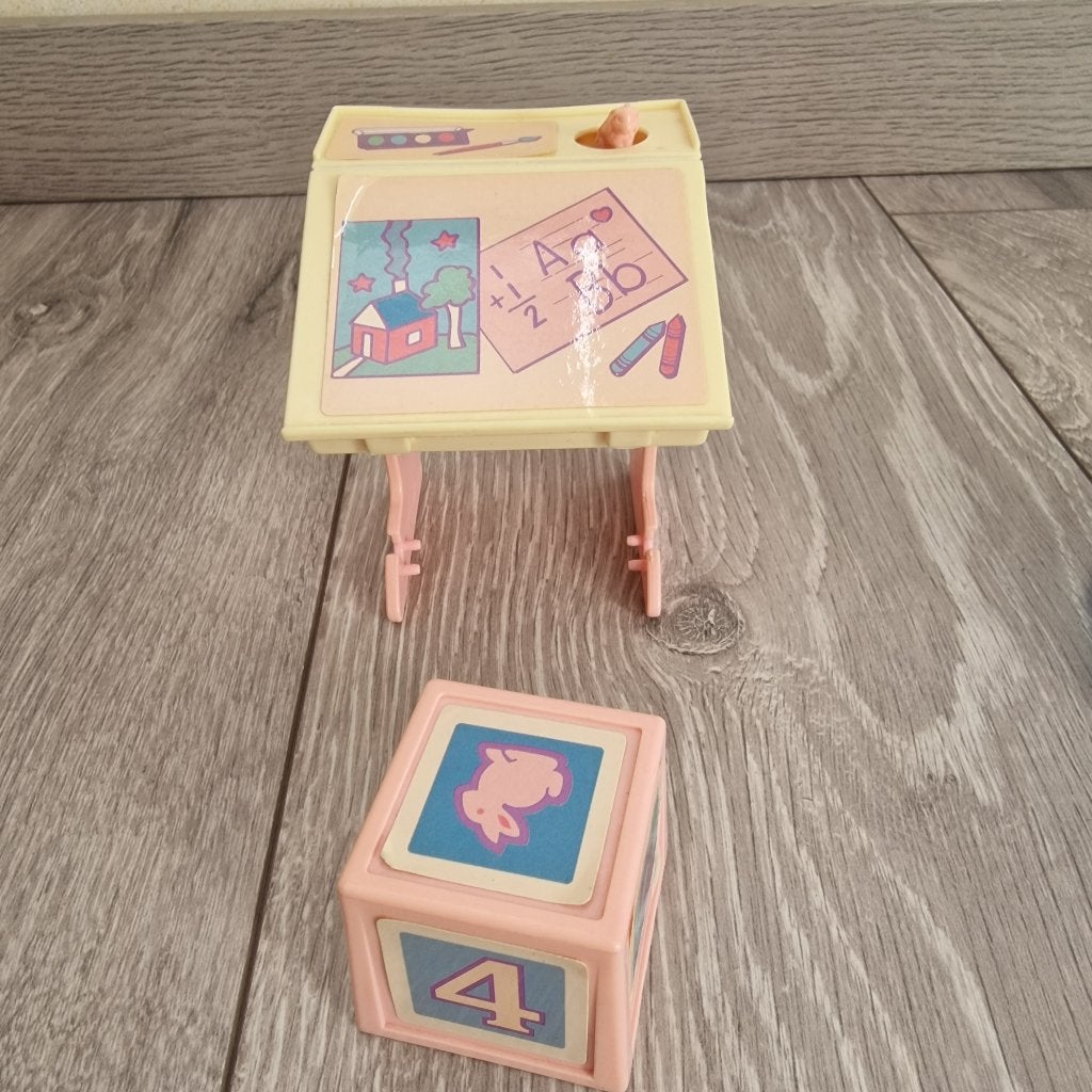 Vintage Barbie Heart Family Neighborhood Kids Daria Desk, Kinderen en Baby's, Speelgoed | Poppenhuizen, Ophalen of Verzenden