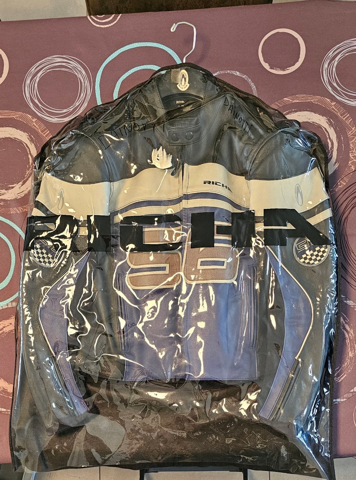 Vend veste moto cuir  de marque RICHA, Enlèvement