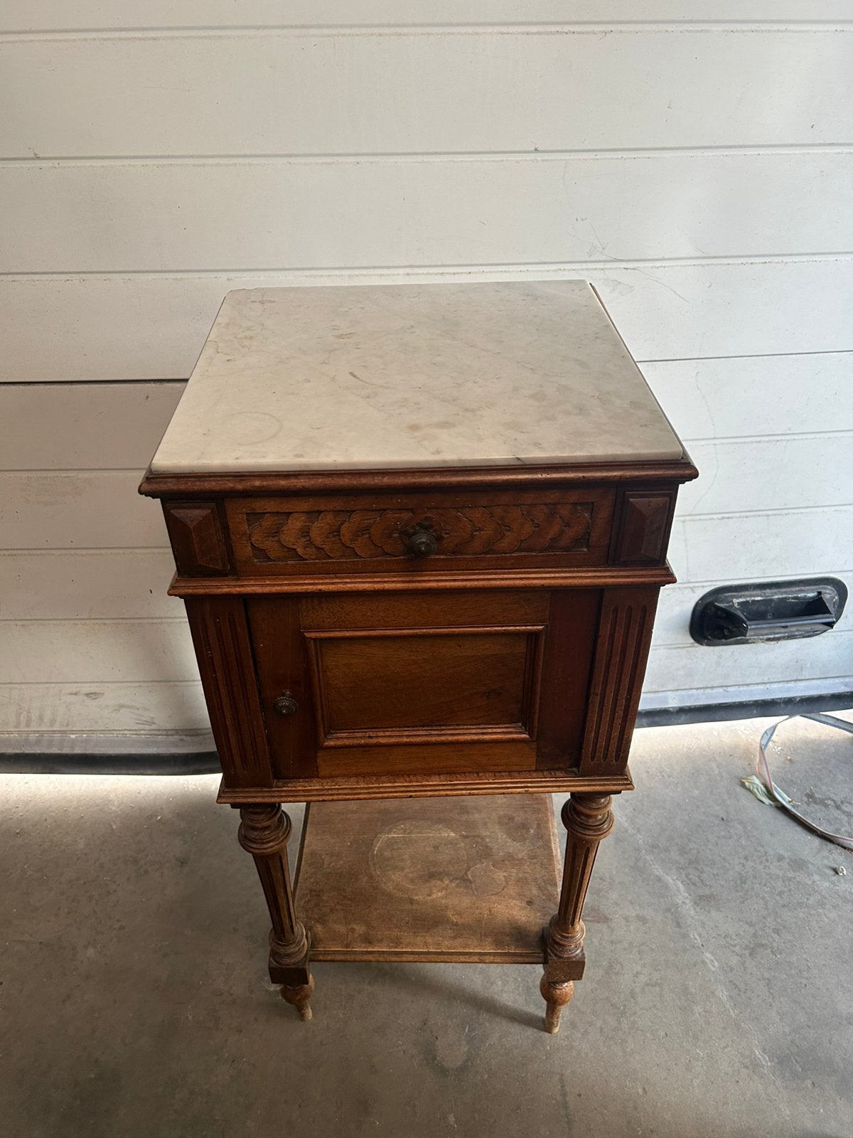 Table de chevet ancienne en bois avec platau en marbre — 30€, Maison & Meubles, Enlèvement, Comme neuf, Bois