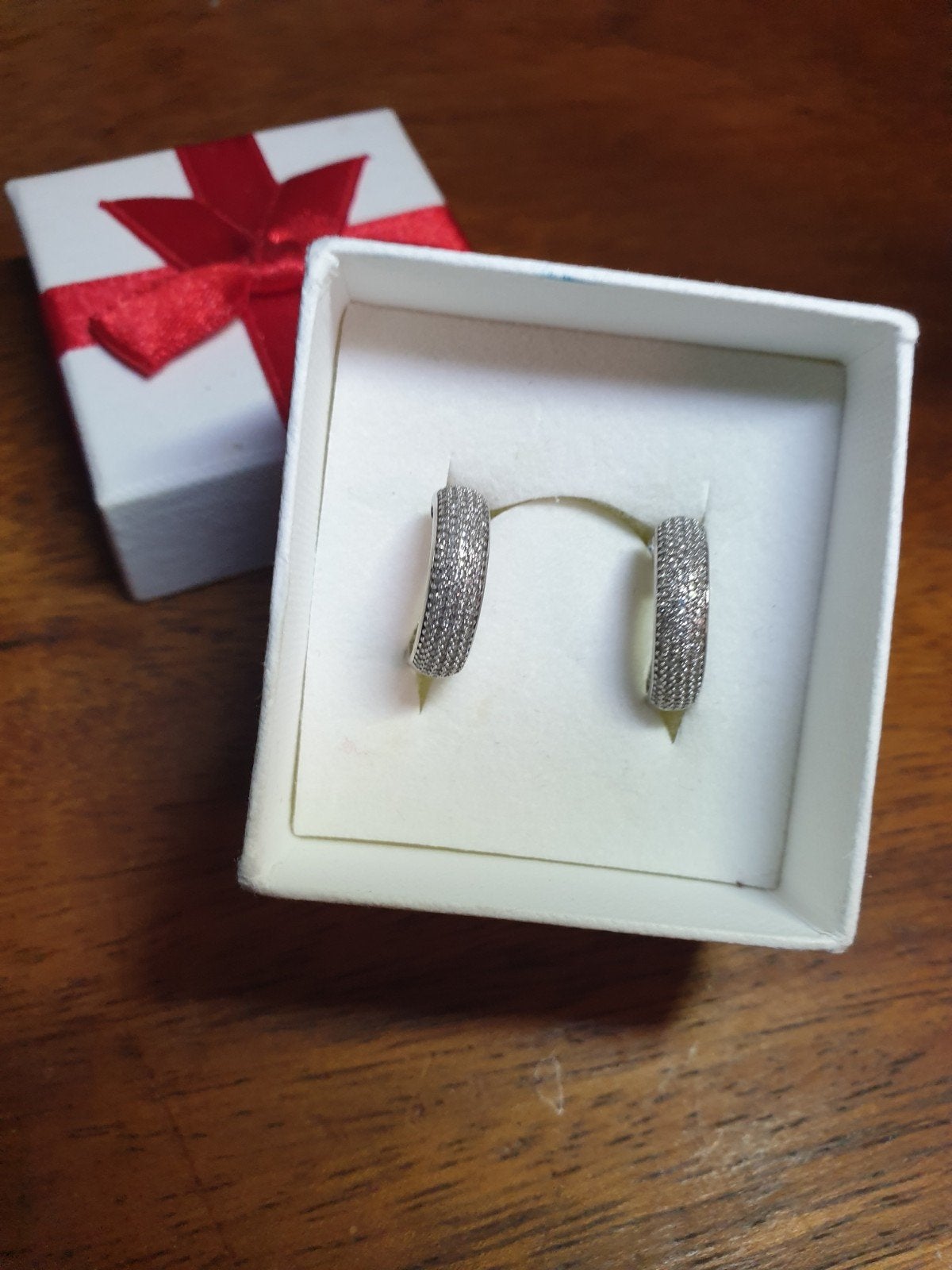 18kt witgouden pave hoops met diamanten, Handtassen en Accessoires, Ophalen of Verzenden, Wit, Goud