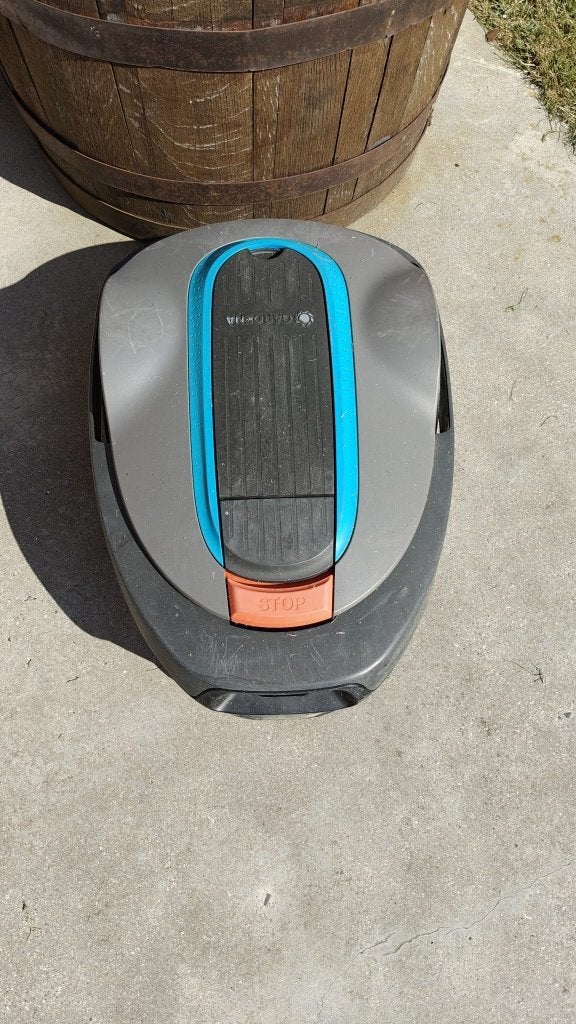 Tondeuse à gazon robotisée + station de recharge, Enlèvement, Utilisé, 20 à 25 cm, Gardena husqvarna