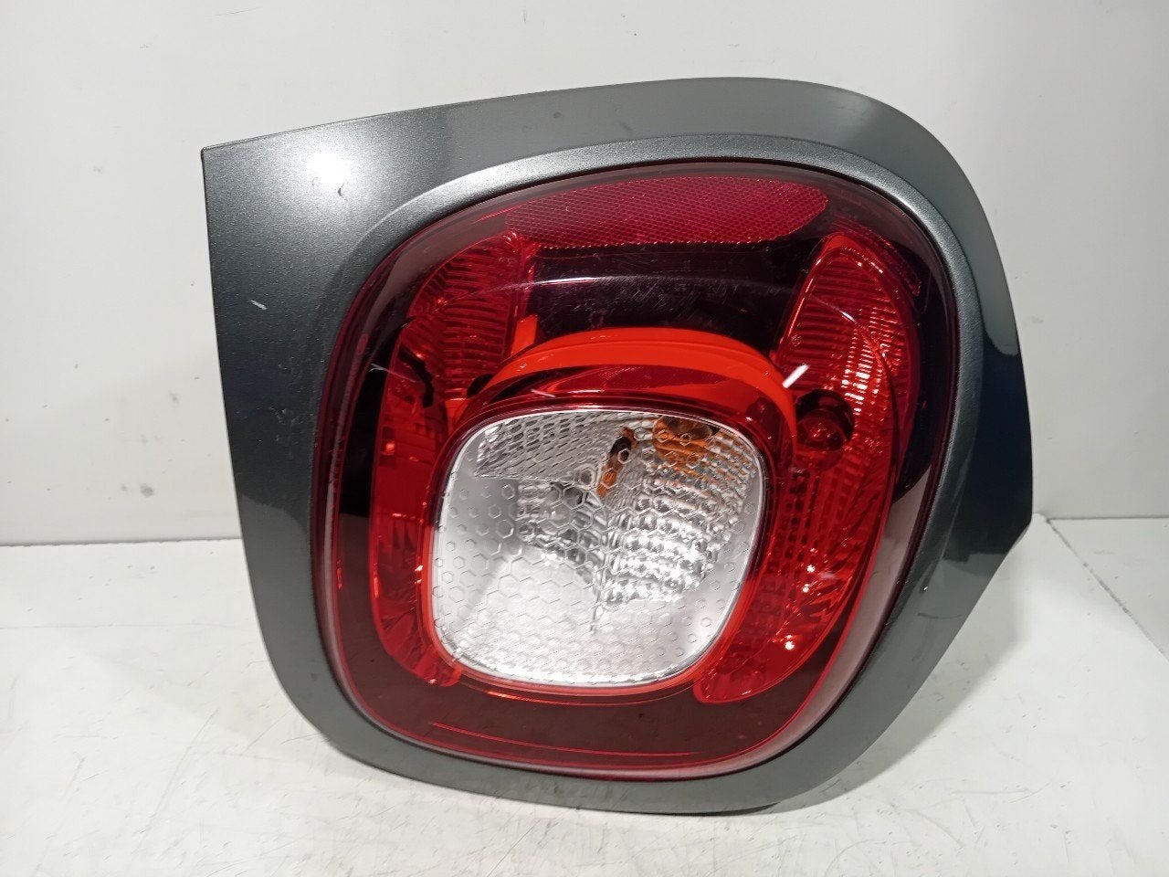 Achterlicht links buiten Smart Forfour, Onderdelen@venauto.nl, Van der Ven Autorecycling B.V., Ettenseweg 76, 4706 PB Roosendaal, The Netherlands