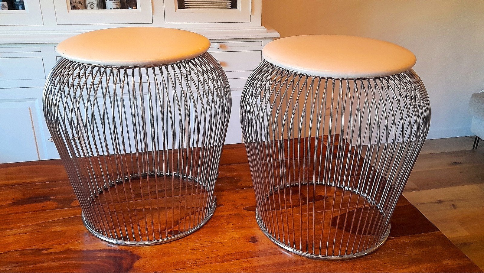 Paire de tabourets de style Warren Platner, Enlèvement