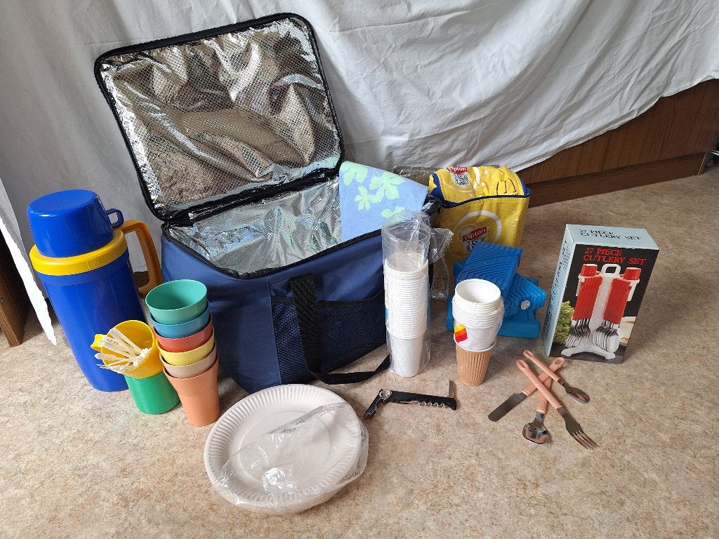Koeltas met picknickaccessoires, Ophalen, Zo goed als nieuw
