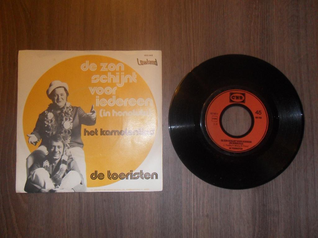 De Toeristen - De zon schijnt voor iedereen, Cd's en Dvd's, Vinyl | Nederlandstalig, Ophalen of Verzenden, Gebruikt, 7 inch, Levenslied of Smartlap